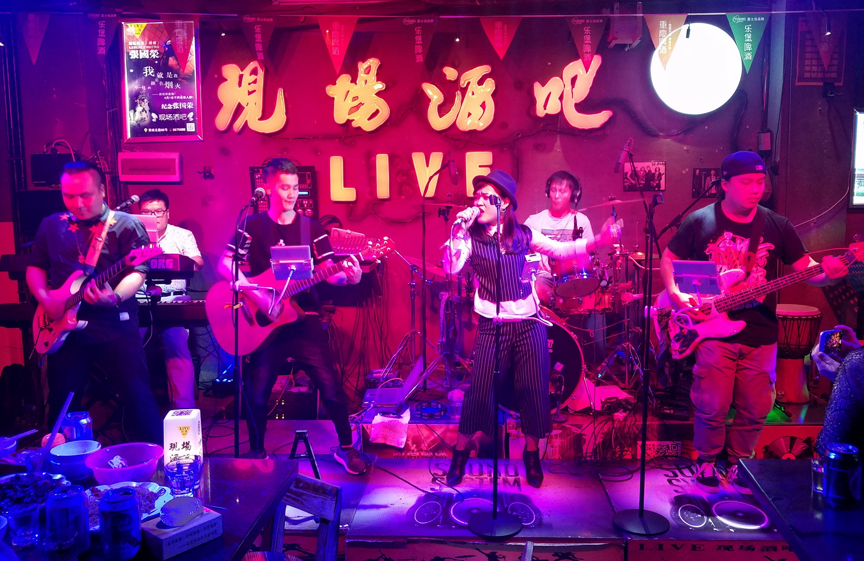 2017年5月1日,在广西柳州市融水苗族自治县"现场酒吧", 现场乐队正在