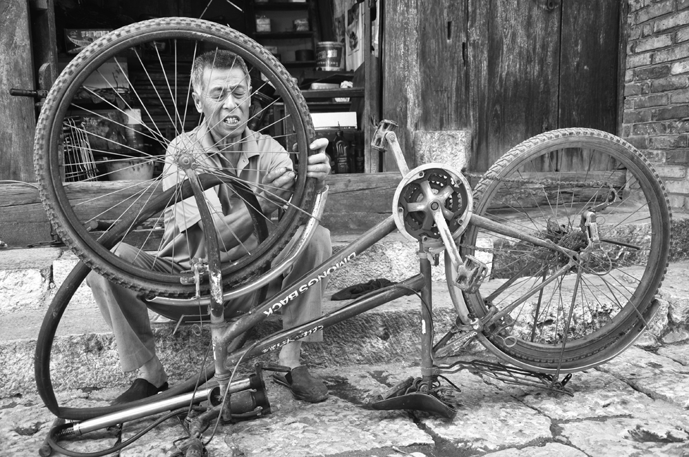 从三十而立修到古稀之年 吴增祥用指尖坚守自行车修理37年