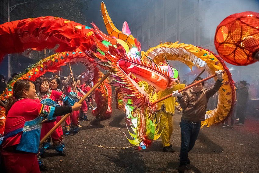 湘西苗寨元宵节民间滚龙