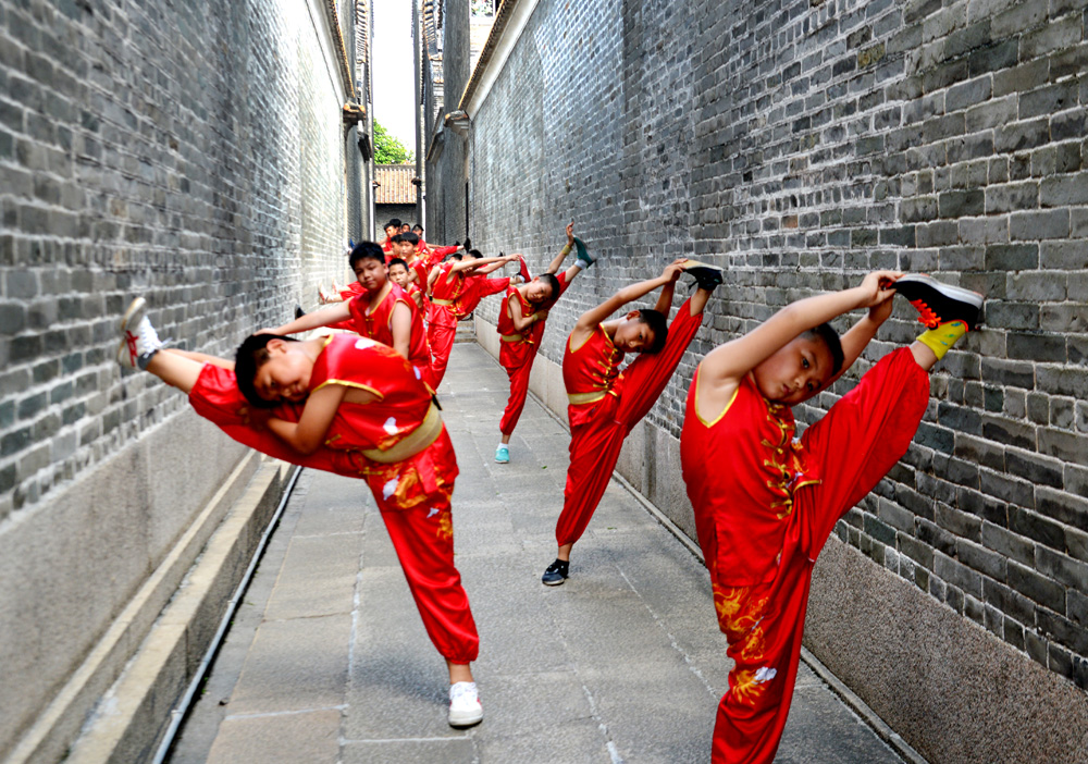 在乡村的古巷练朝天蹬