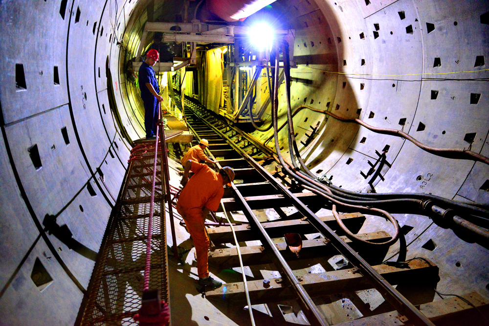 地铁的一线工人在地铁上施工