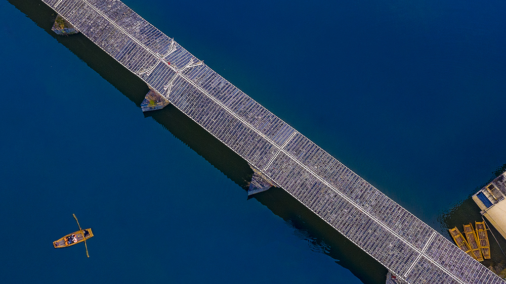 16摄于永春东关桥,宁静的古桥下,小船穿行而过,宛如一幅优美的图画 .