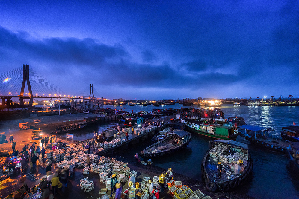 2018年04月15日拍摄于海南省儋州白马井渔港,黎明时分,渔船满载而归