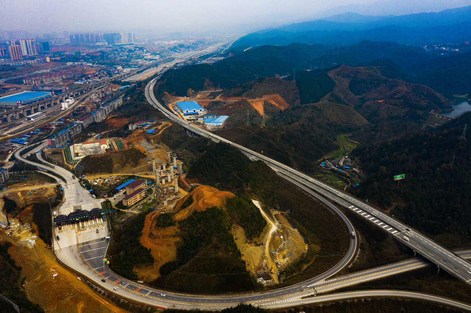 图为铁路,高速公路在怀化城南交叉.