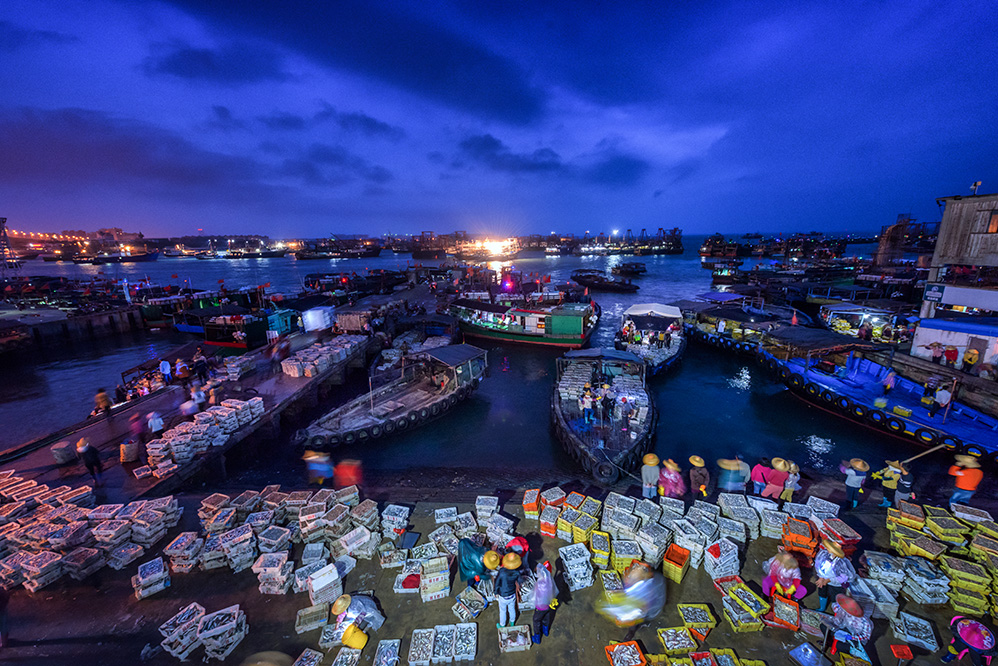 2018年04月15日拍摄于海南省儋州白马井渔港,黎明时分,渔船满载而归