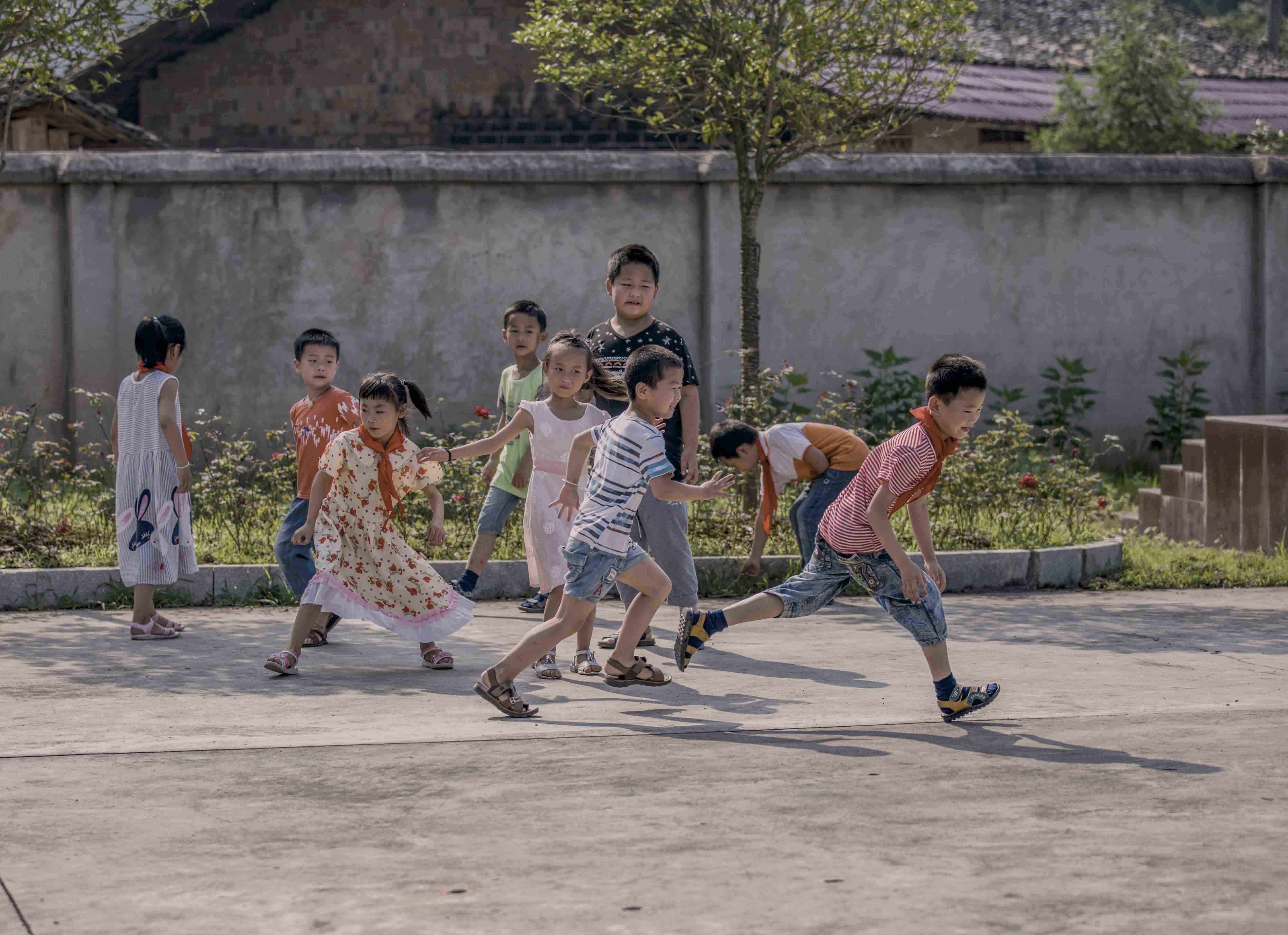 下课了,学生们正在操场上玩耍,嘻戏