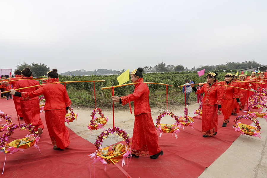 出嫁女集体回娘家
