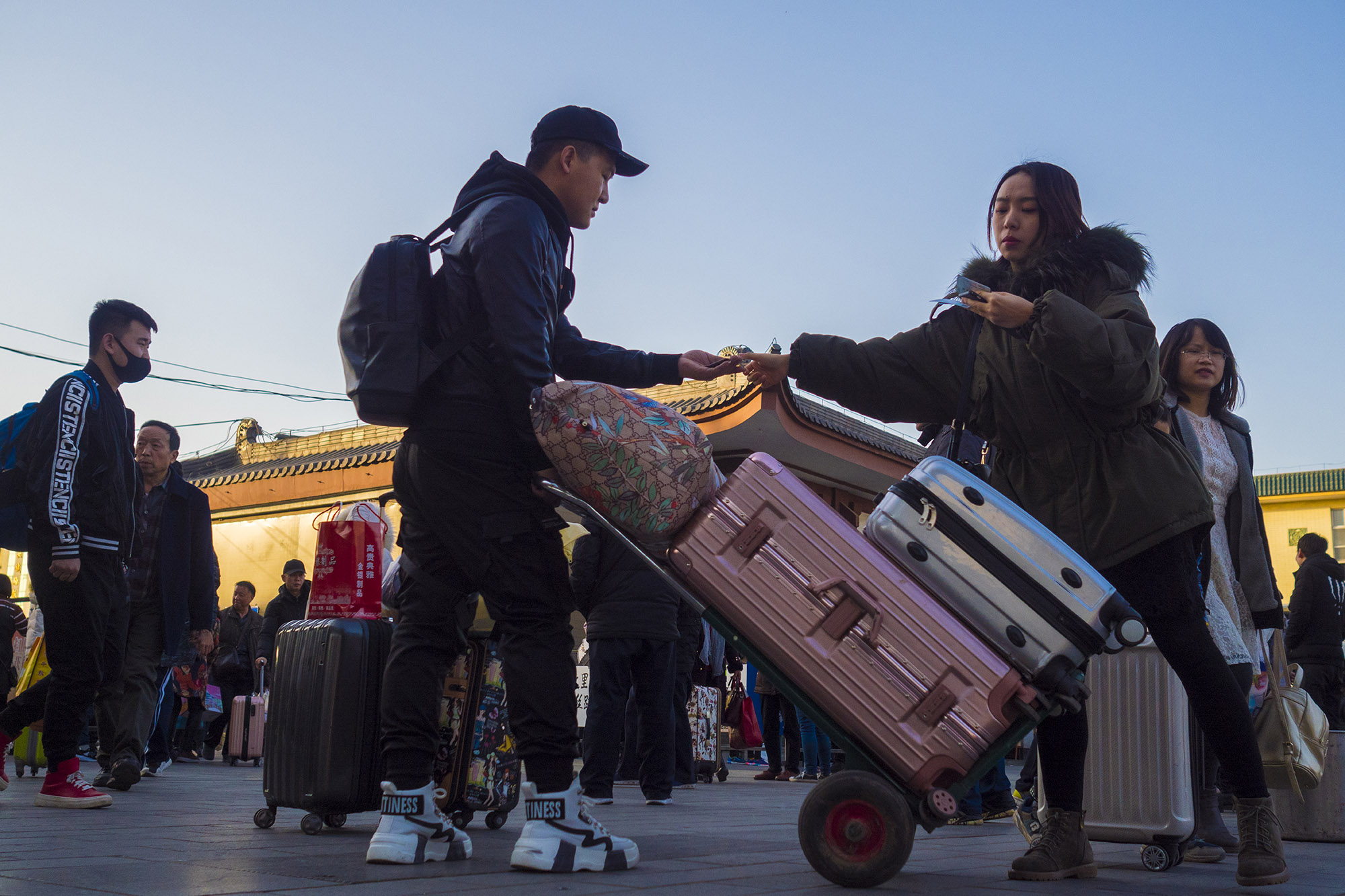 作品标题:春运行李新变化5,拍摄于2019年2月,西安火车.