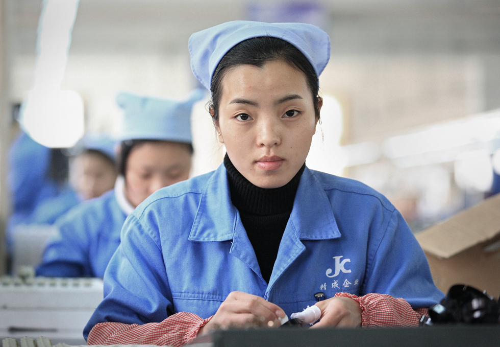 组照:流水线上的女工