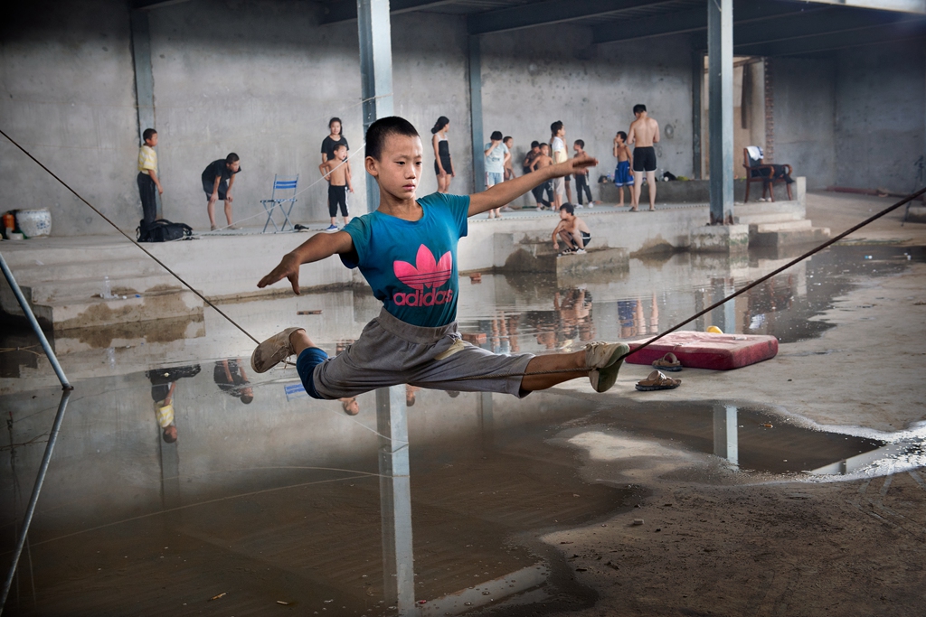 河南濮阳是中国杂技之乡,当地一个"孤儿杂技团"备受关注,团长刘甫曾