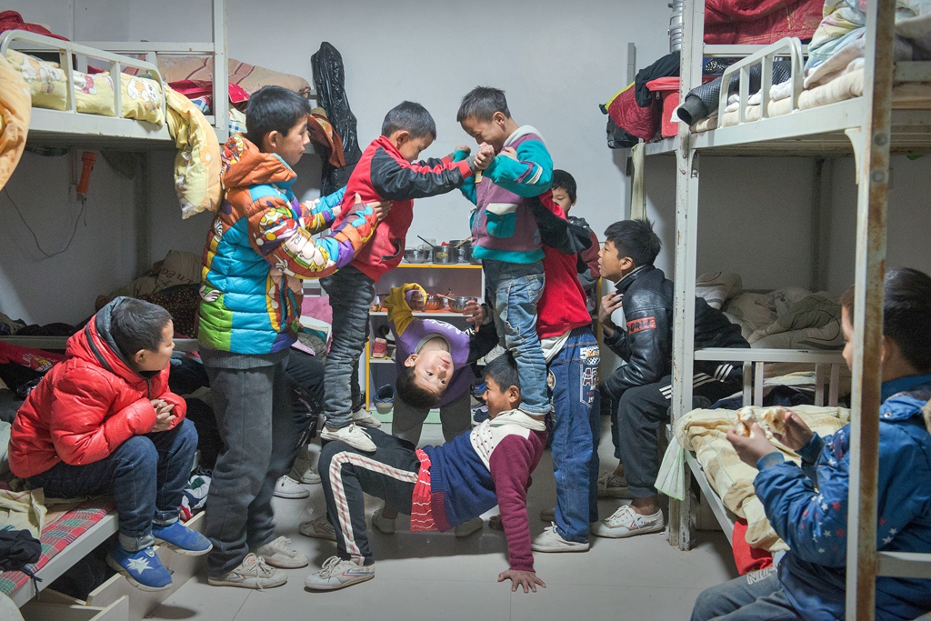 团长刘甫曾坐牢,出狱后行善专收孤儿或单亲家庭,穷困家庭小孩,甚至