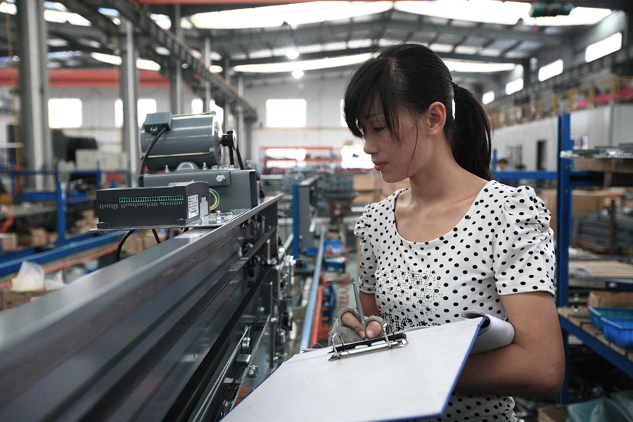 组照:流水线上的女工