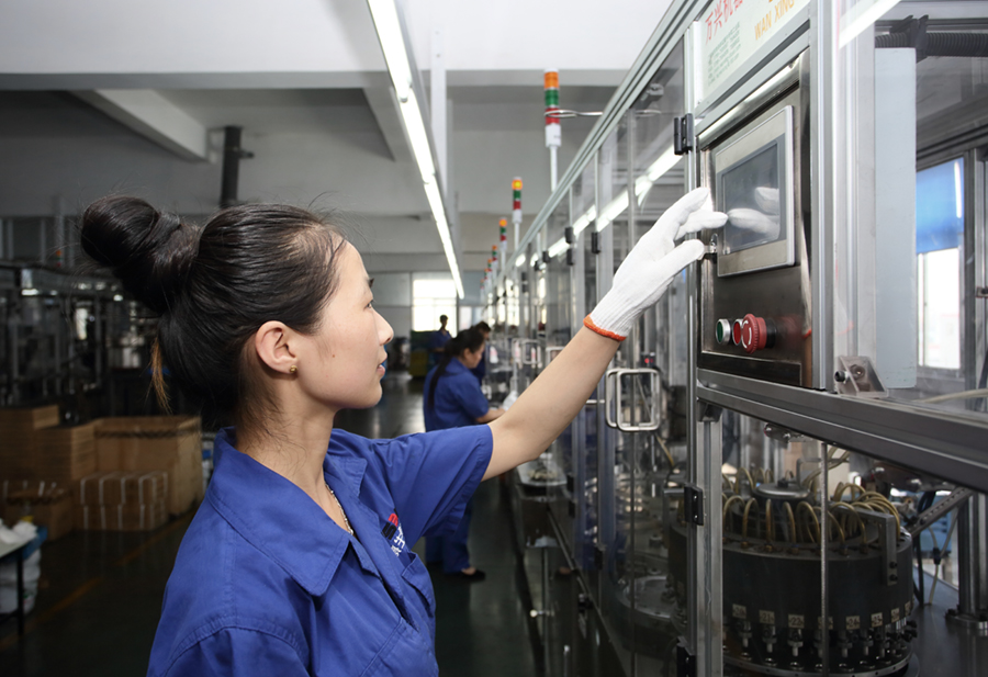 组照:流水线上的女工