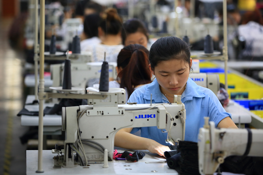 组照:流水线上的女工