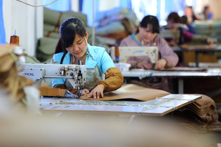 组照:流水线上的女工