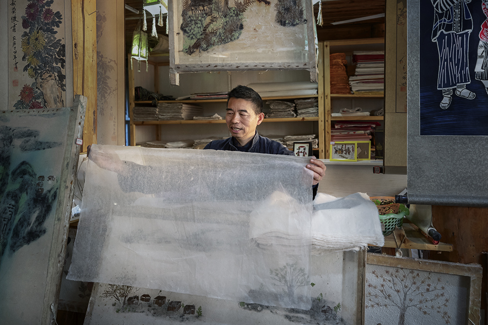 图14-5 随着古法造纸得到外界关注,王兴武打破单一制作白皮纸的传统