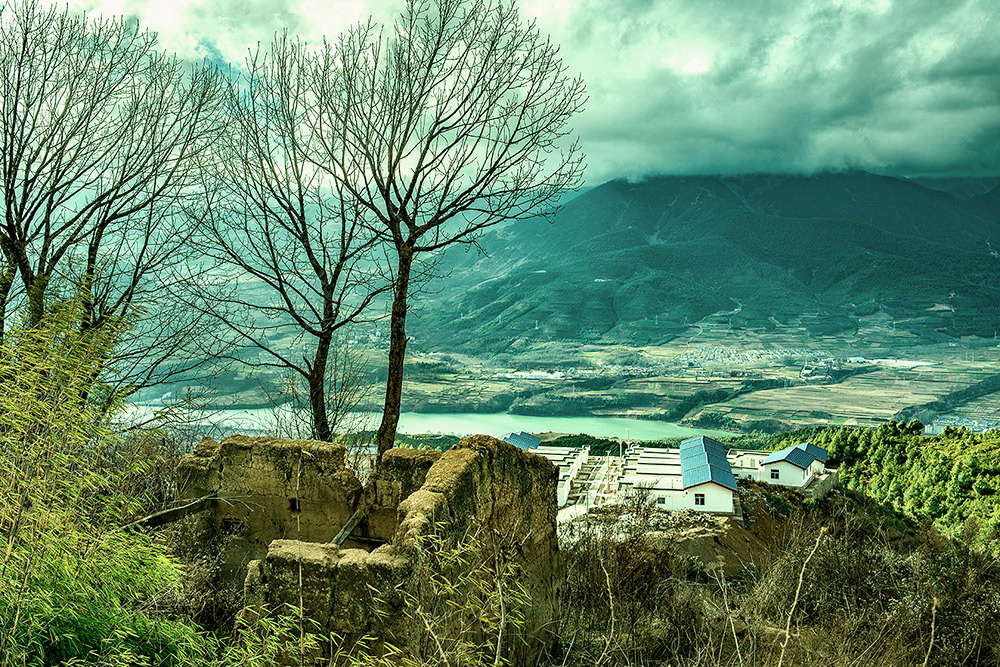 (4)旧貌新颜 2018年12月19日拍摄于凉山自治州布拖县洛古乡瓦都村.