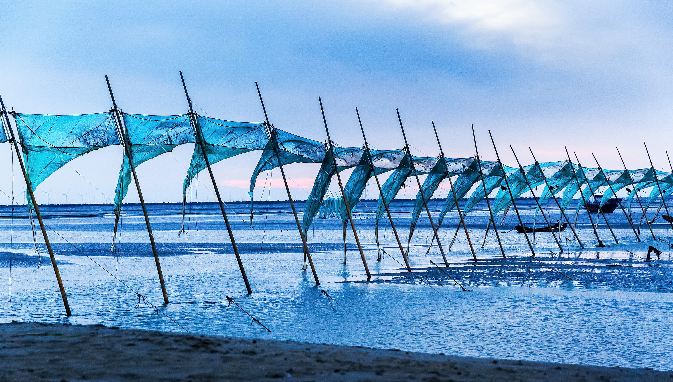 2015年5月31日拍摄于如东黄海滩.海滩上的紫菜网.