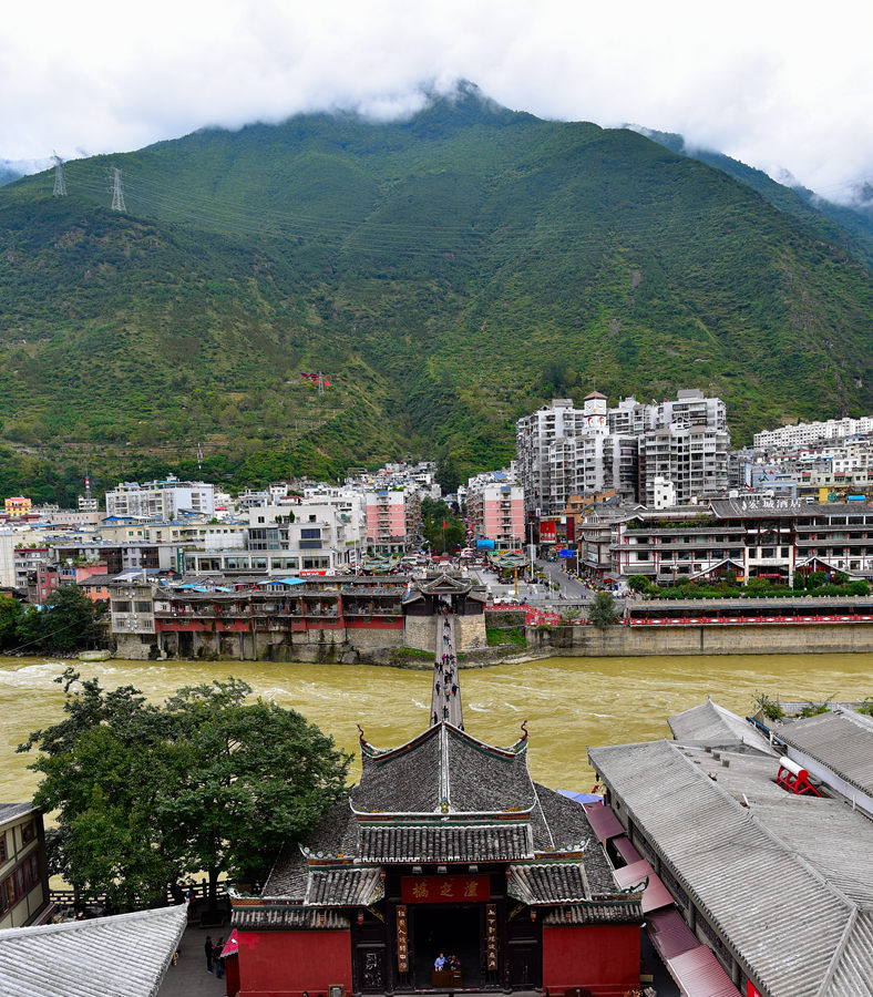 古城新貌 四川省泸定县城,当年红军飞夺的泸定桥两岸,高楼林立,商场和