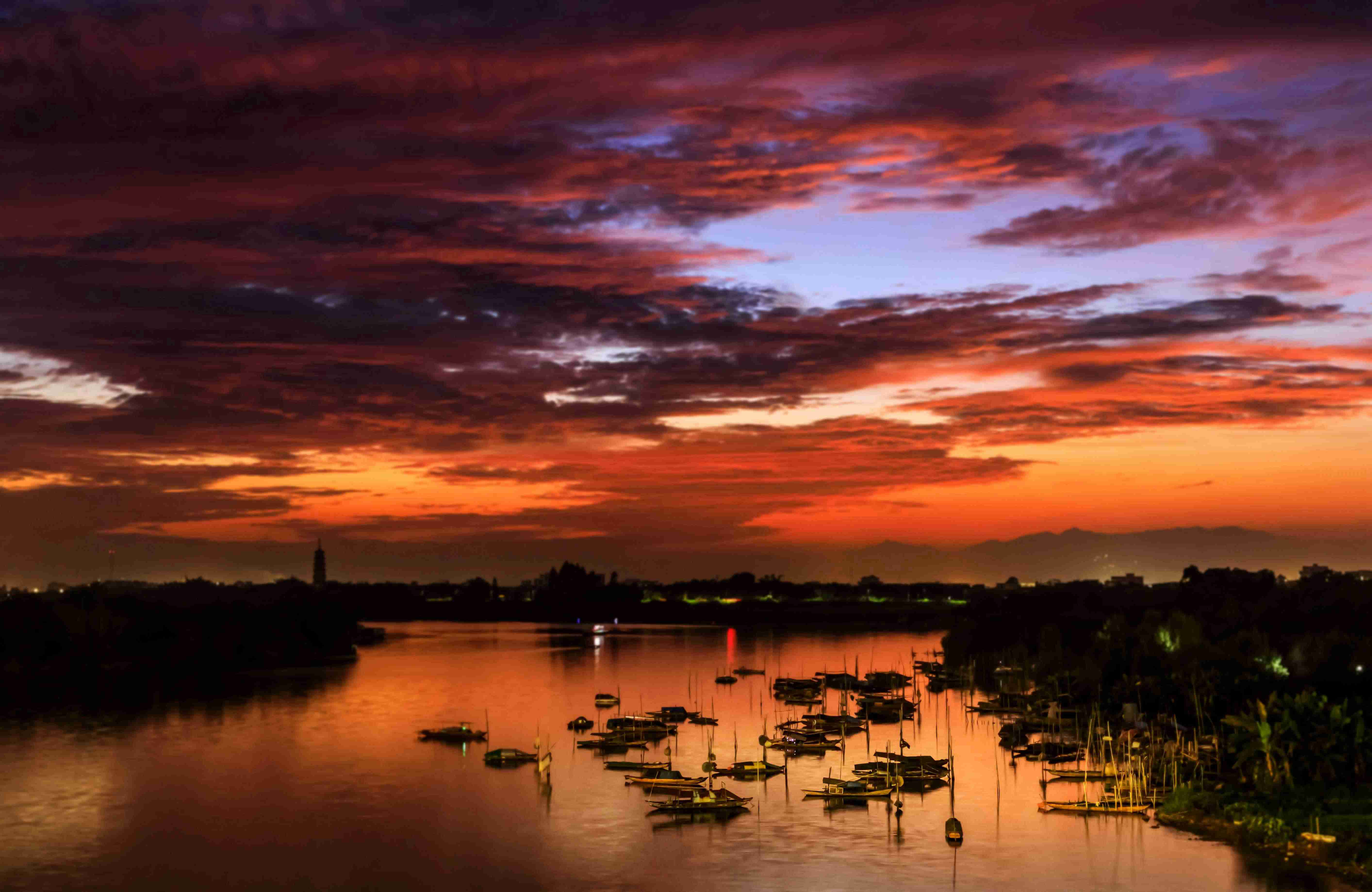 彩霞满天映渔港