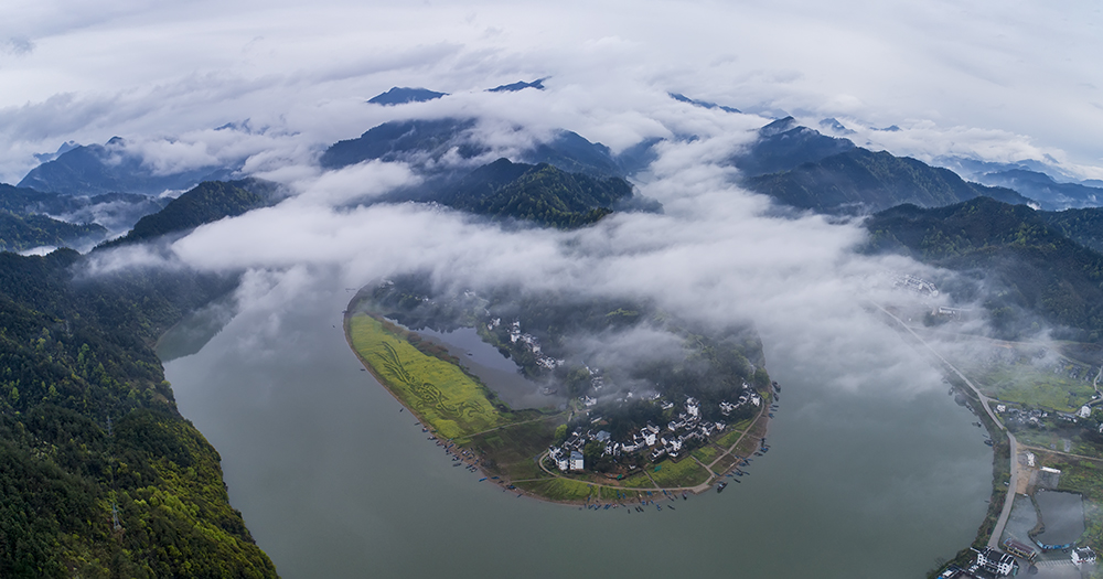 安徽省歙县深度镇,雨后云雾缭绕新安江山水画廓!