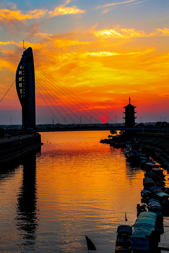 芜湖的母亲河,在青弋江与长江汇合处矗立着有着数百年历史的中江塔和
