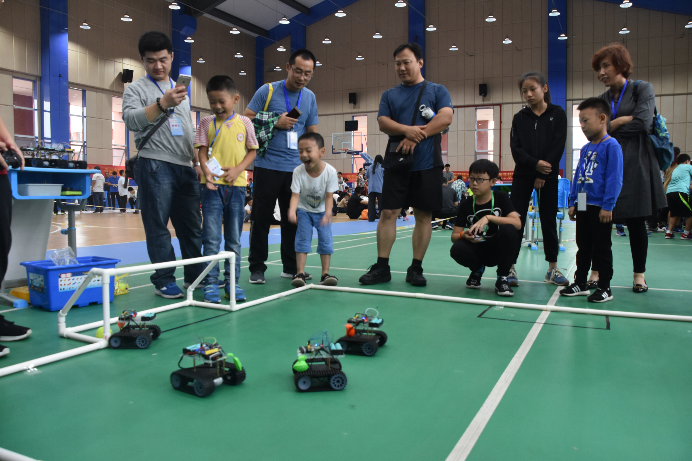 进球了 2018年9月16日,山东省桓台县组织机器人大赛,机器人踢足球进球