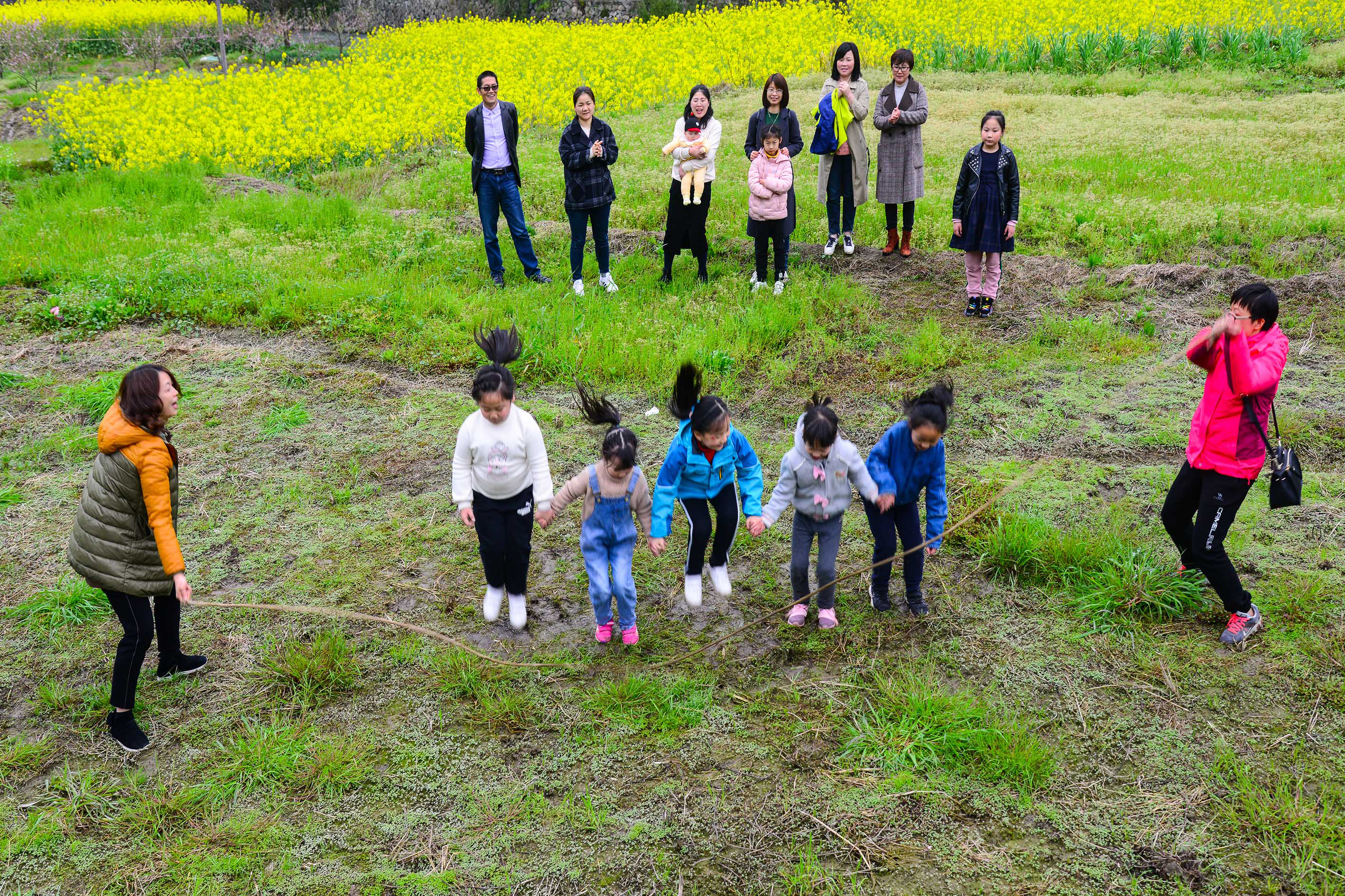 2019年3月30日拍摄于政和县星溪乡念山村,围观孩子跳绳场.