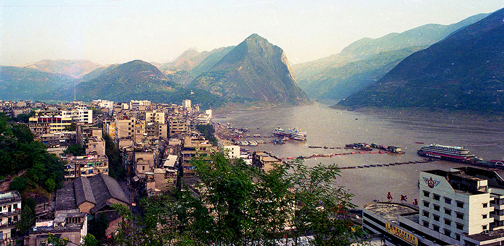 1,1992年6月17日,三峡工程前渝东巫山老县城一角(底片扫描).