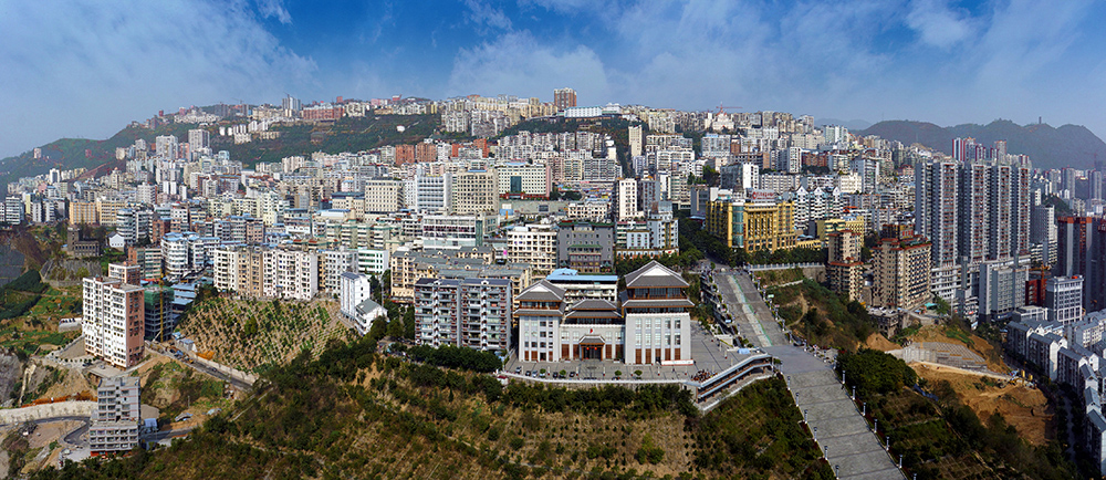 5,2015年3月27日,巫山移民新城象一颗璀璨的明珠镶嵌在巫峡港湾.