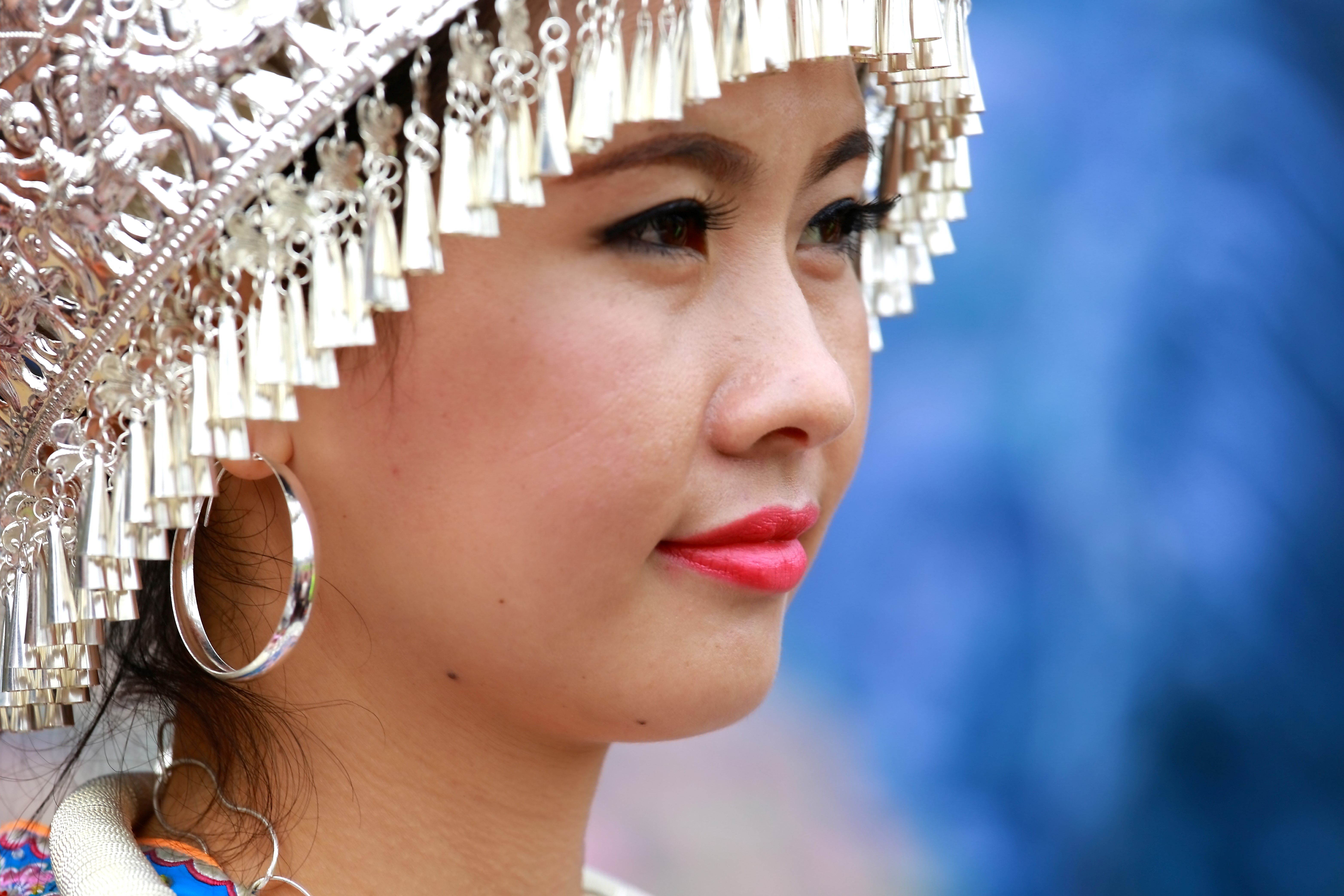 看到了苗族绚丽多姿的民族风情和文化艺术,  她们服装和头饰各有不同