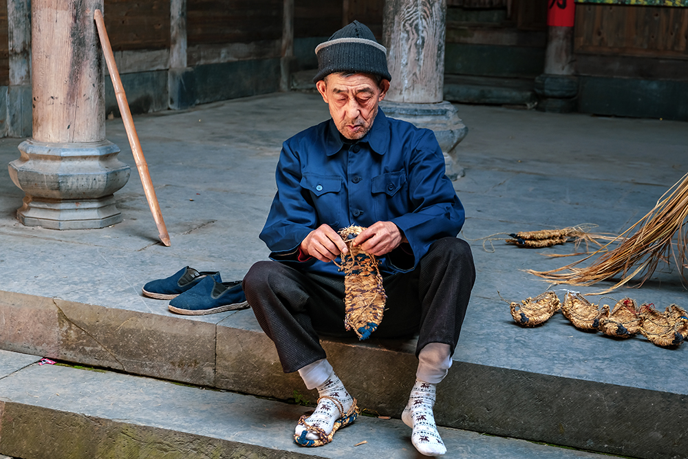 编织草鞋的老人