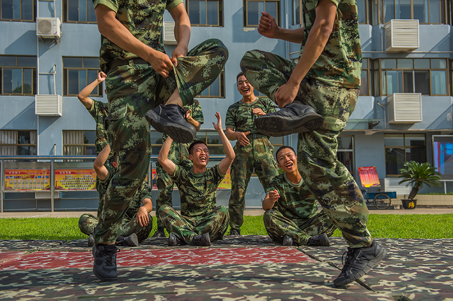 武警战士在训练空隙玩起了儿时的游戏.