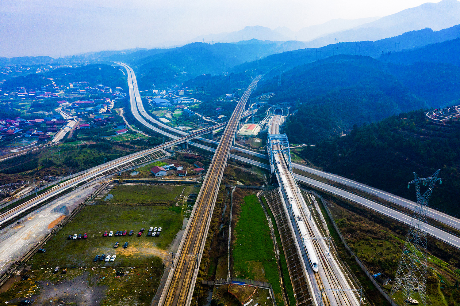3,沪昆高铁,怀邵衡铁路与绕城高速在怀化城南交汇.2019年3月10 日摄.