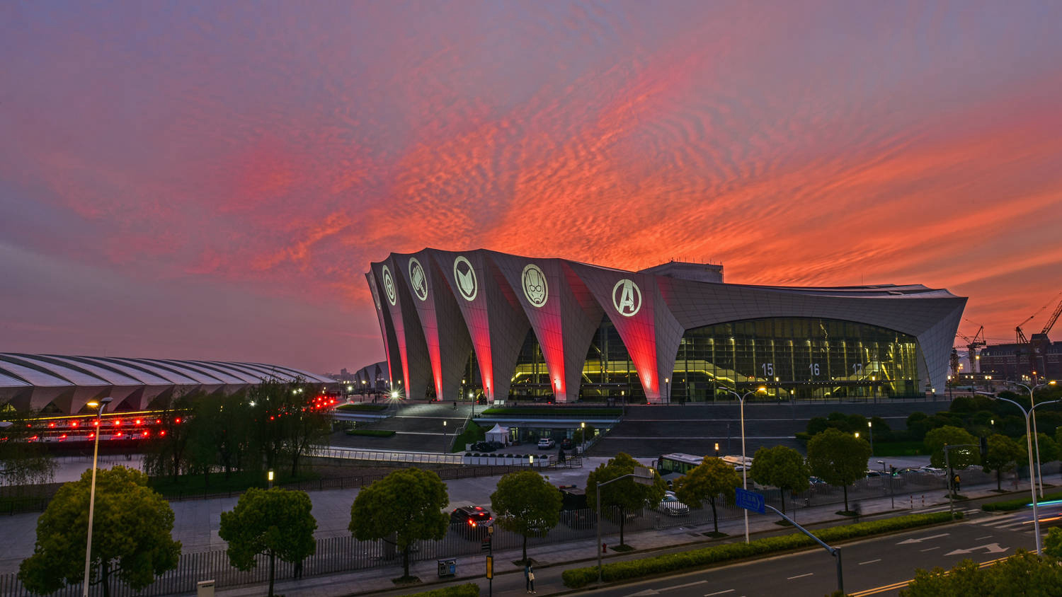 地震后的天空一一摄于上海东方体育中心