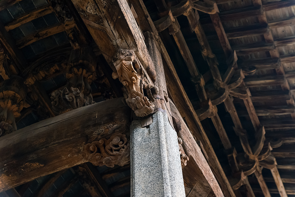 最完整的一组家庙建筑,其梁柱之间的盘斗云朵雕,镂空的梁头替木和童柱