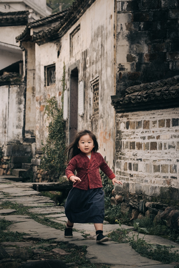 村里的奔跑的小女孩