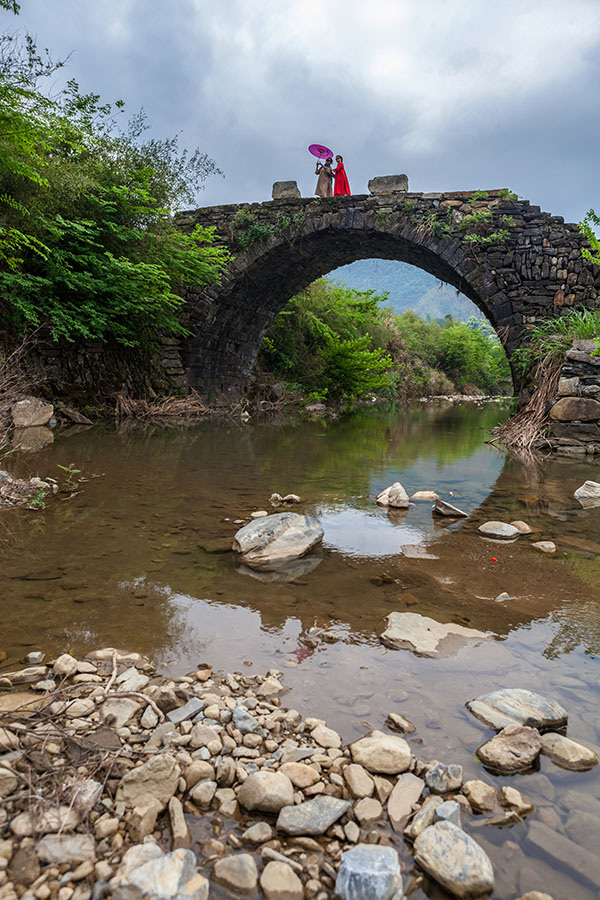 站在桥上看风景