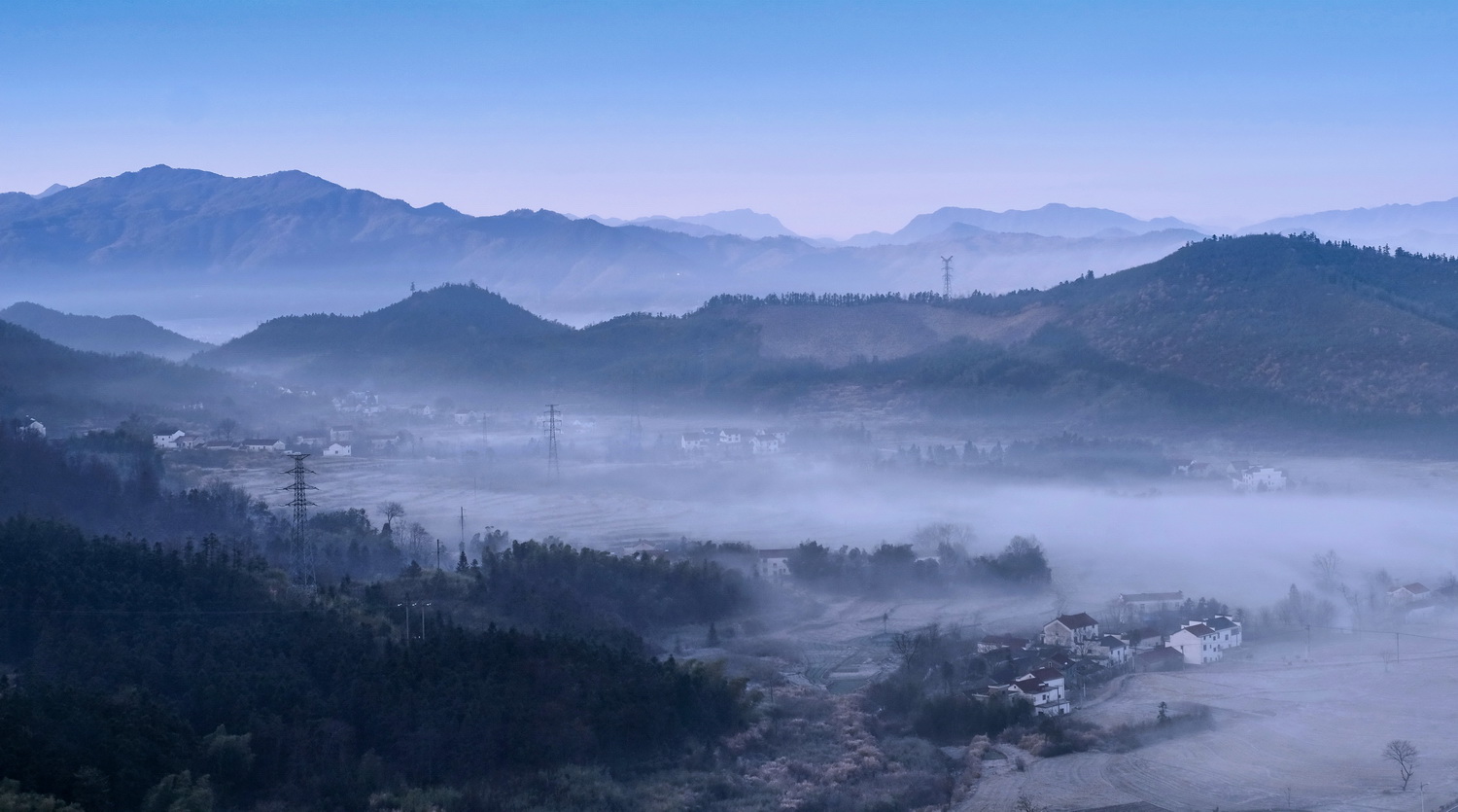 轻纱薄雾漫山村