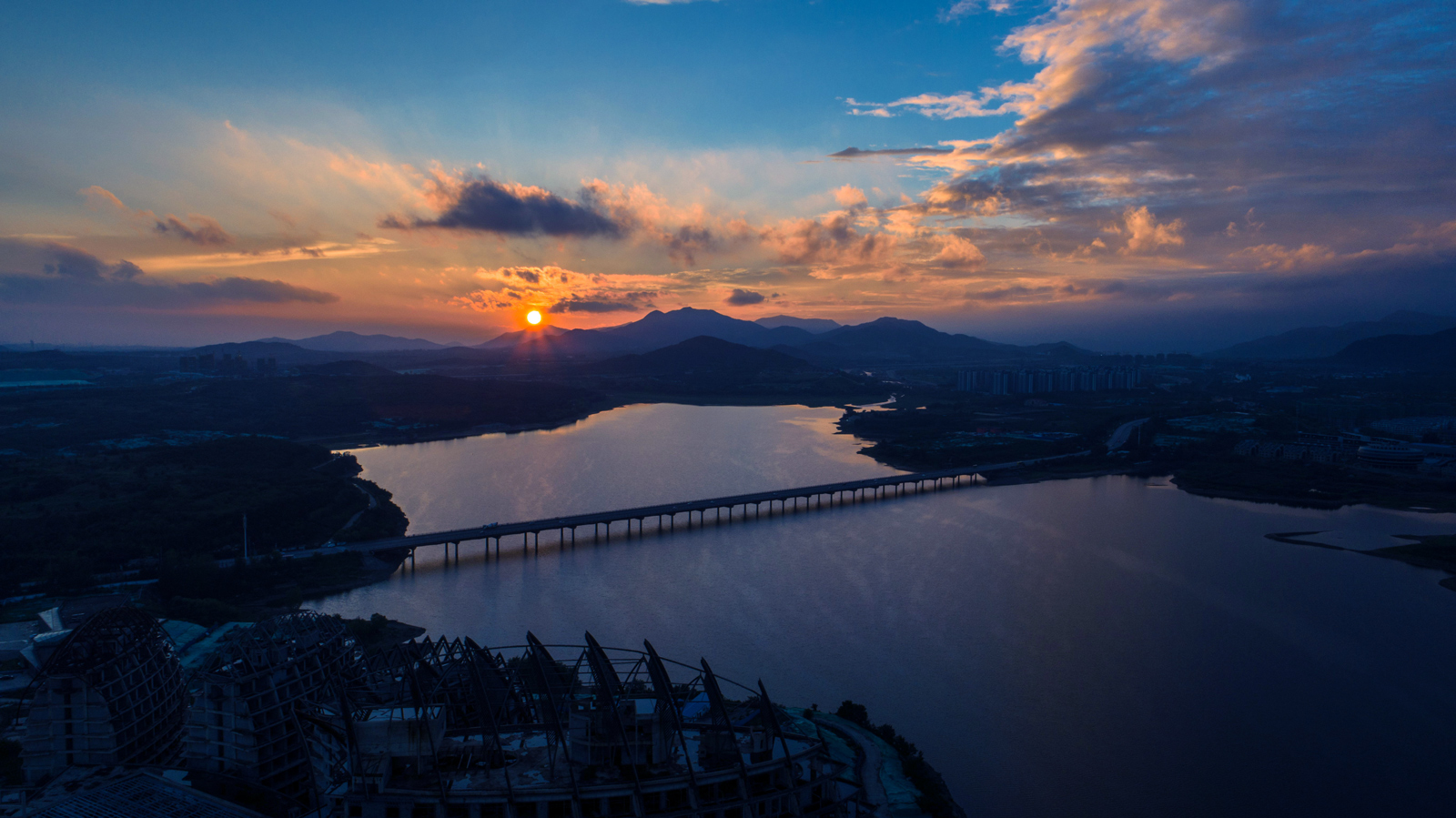 晚霞夕照天平湖