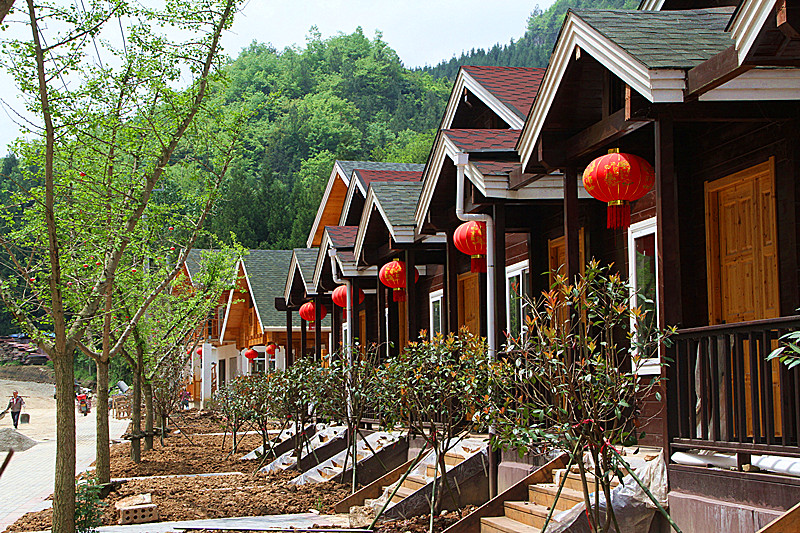 石坝建成民宿童话小镇(组照)