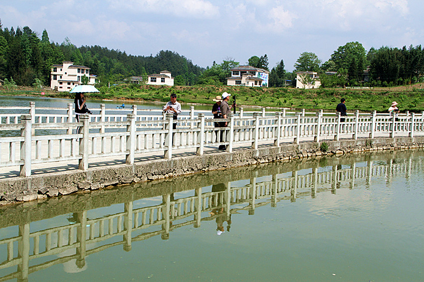 石坝建成民宿童话小镇(组照)