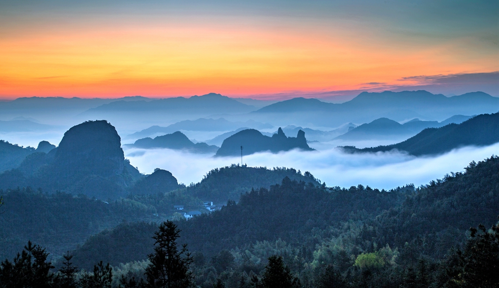 羊角峰晨曦 2019年4月6日 摄于广丰县铜钹山景区