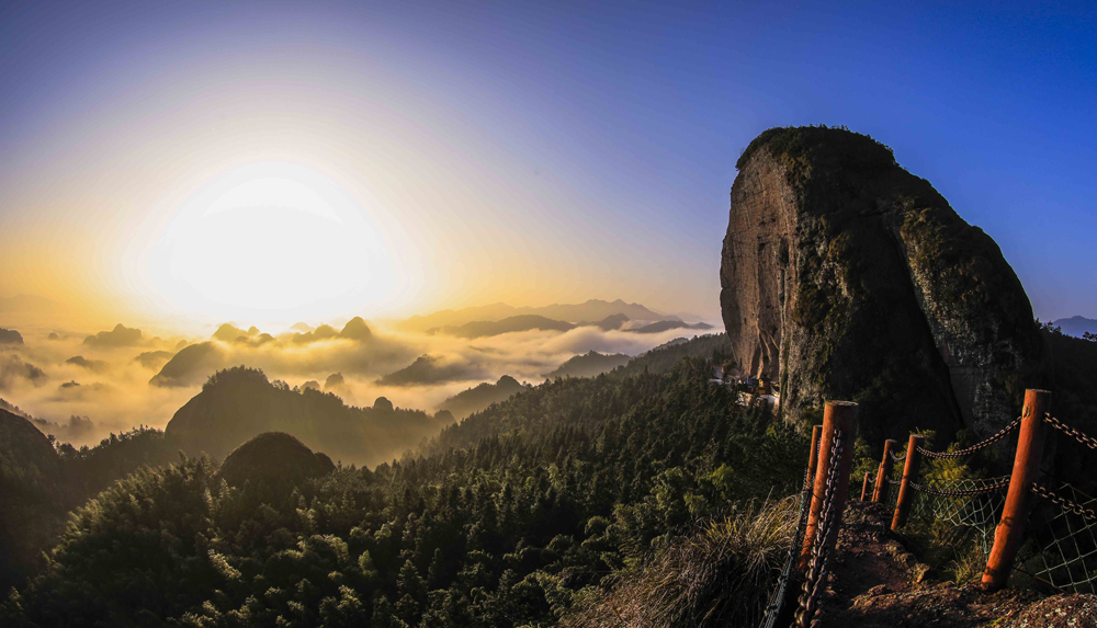 云雾里的白花岩 沈由 13907035717 19年3月摄于广丰区铜钹山_v9a5792
