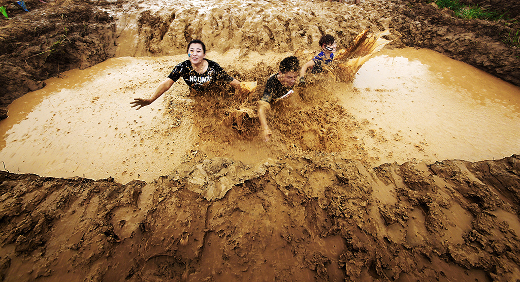 2016年7月9日,泥泞跑南京站在江苏省南京市溧水区石湫举办,运动员在