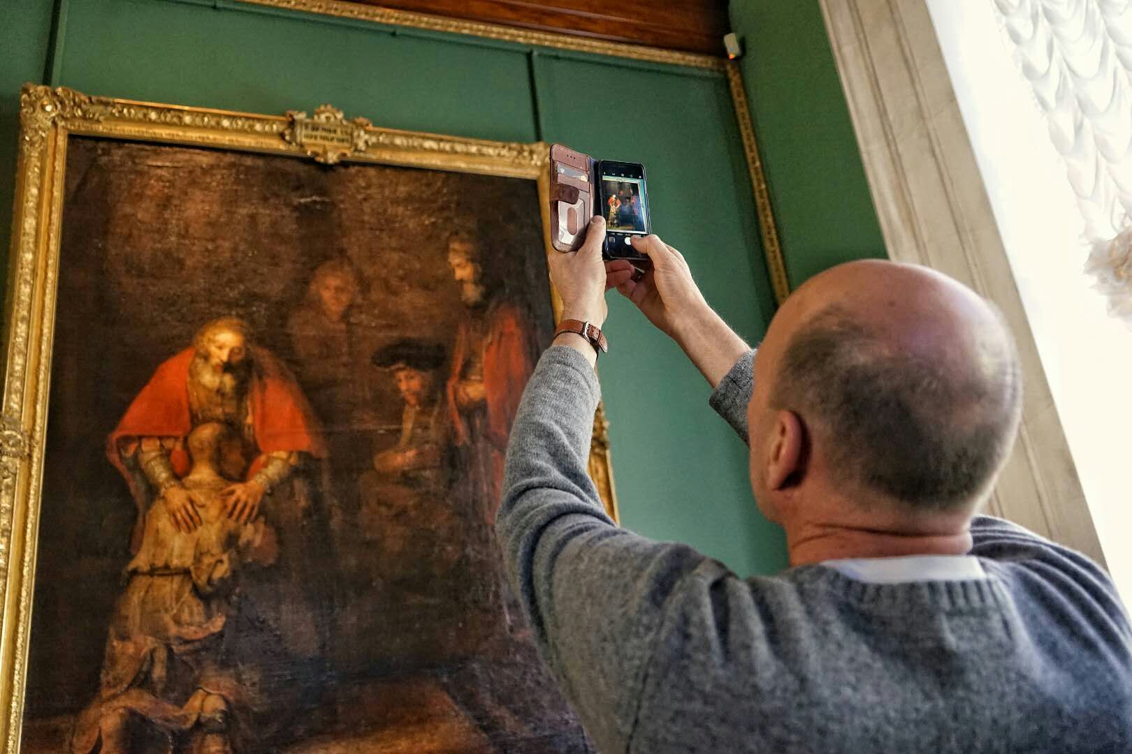 荷兰著名画家伦勃朗的世界名画《浪子回头》