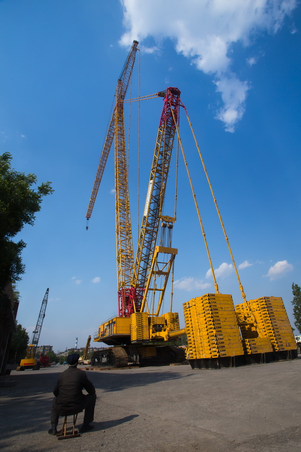 公司来了大吊车(看国产首台2000吨吊车组装)