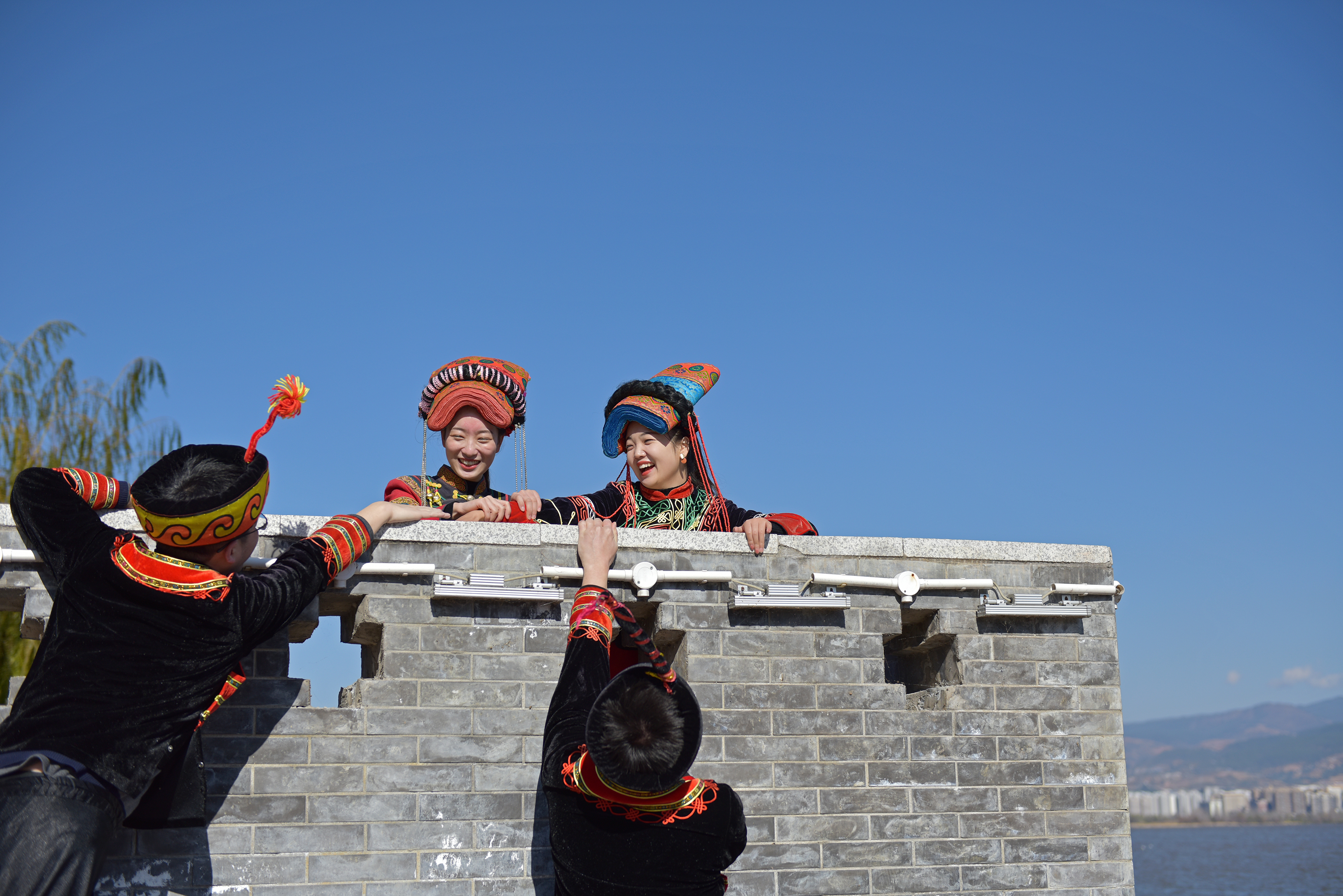 西昌邛海外地游客换穿当地彝族服装体验当地彝族抢亲婚俗.