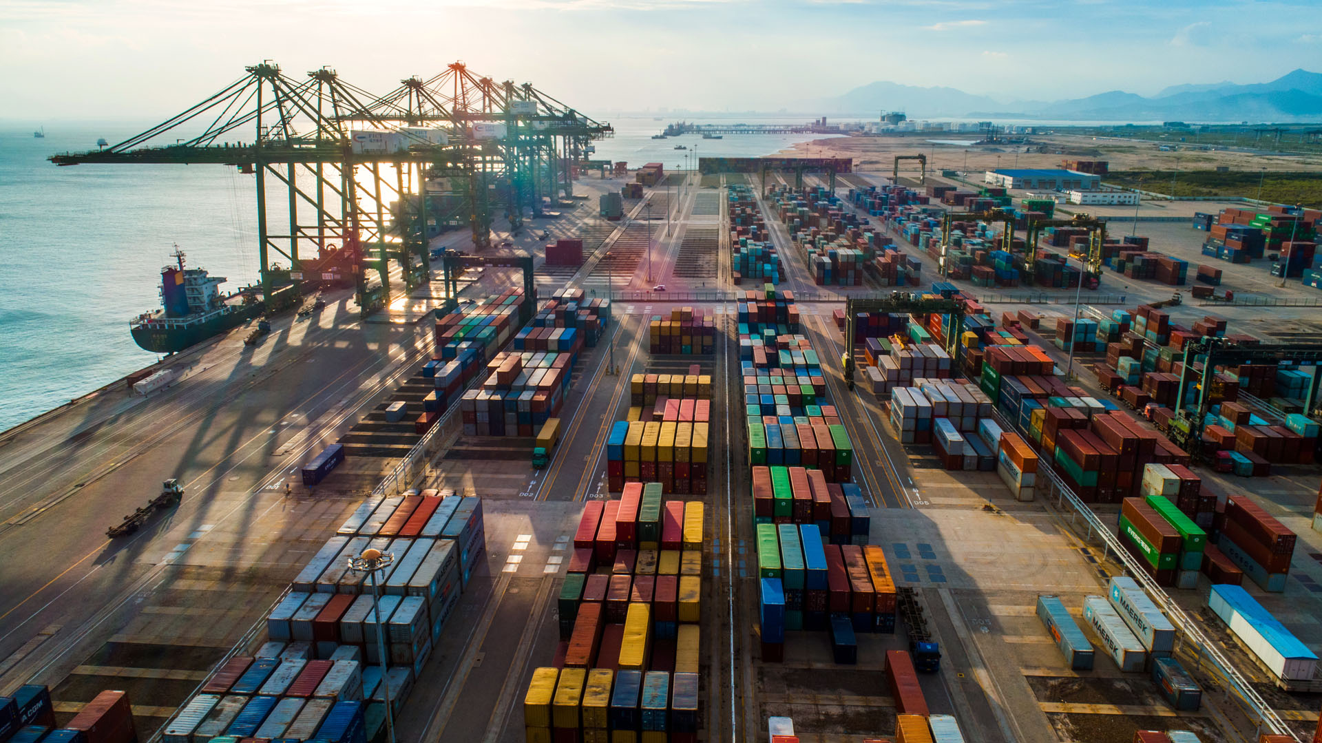 夕照江阴港,摄于2018年福清市江阴港,是福建省的两个重要发展港口之一