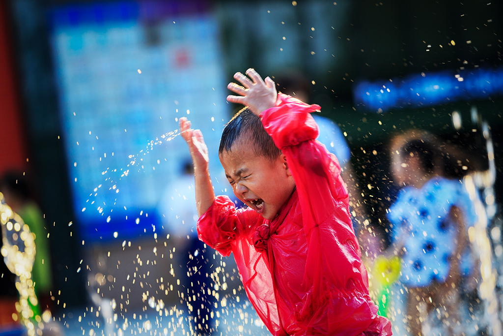 2017年7月16日,南京雨花台区紫金广场一名男孩在喷泉处快乐地玩耍着.